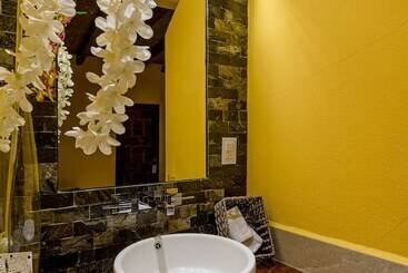 هتل Suites La Hacienda