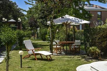 اقامتگاه Db Villas Le Ville Del Lido Resort