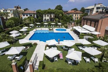 اقامتگاه Db Villas Le Ville Del Lido Resort