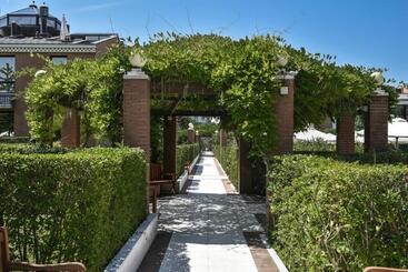 اقامتگاه Db Villas Le Ville Del Lido Resort