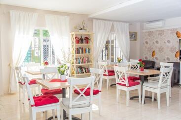 مسافرخانه Marbella