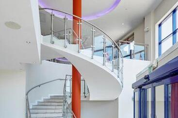 هتل Holiday Inn Express London   Newbury Park, An Ihg