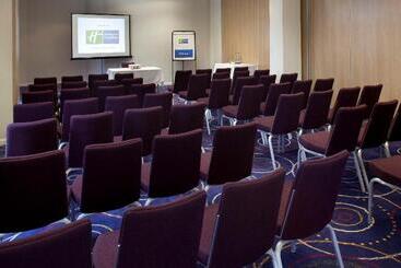 هتل Holiday Inn Express London   Newbury Park, An Ihg