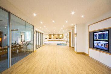 هتل Holiday Inn London   Gatwick Airport, An Ihg