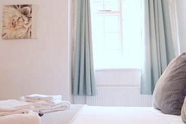 هتل Kings Head Inn, Warwick