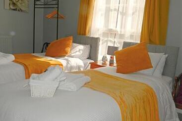 هتل Kings Head Inn, Warwick