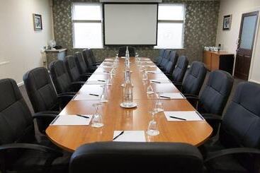 هتل Treacys West County Conference And Leisure Centre