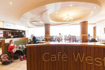 هتل Treacys West County Conference And Leisure Centre