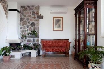 استراحتگاه Villa Enrica   Aeolian Charme