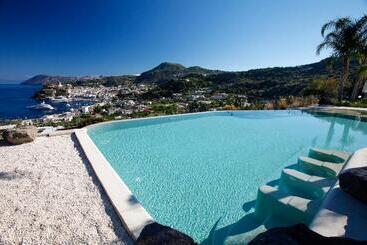 استراحتگاه Villa Enrica   Aeolian Charme