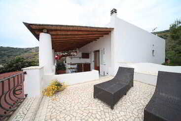 استراحتگاه Villa Enrica   Aeolian Charme