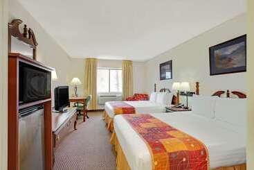 בית מלון כפרי Baymont By Wyndham Tucson Airport