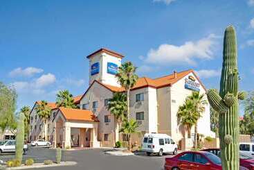 בית מלון כפרי Baymont By Wyndham Tucson Airport