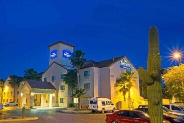 בית מלון כפרי Baymont By Wyndham Tucson Airport