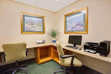 בית מלון כפרי Baymont By Wyndham Tucson Airport