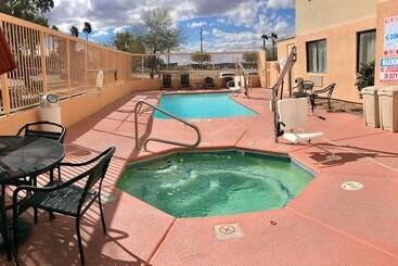 בית מלון כפרי Baymont By Wyndham Tucson Airport