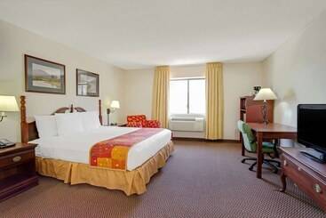 בית מלון כפרי Baymont By Wyndham Tucson Airport