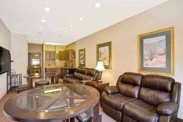 בית מלון כפרי Baymont By Wyndham Tucson Airport