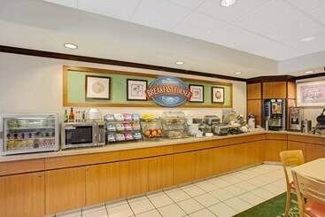 בית מלון כפרי Baymont By Wyndham Tucson Airport