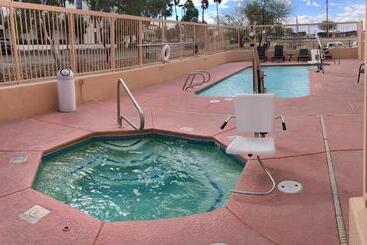 בית מלון כפרי Baymont By Wyndham Tucson Airport