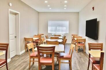 בית מלון כפרי Baymont By Wyndham Tucson Airport