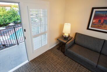 هتل Embassy Suites By Hilton Scottsdale Resort