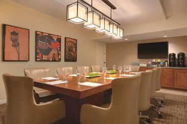 هتل Embassy Suites By Hilton Scottsdale Resort