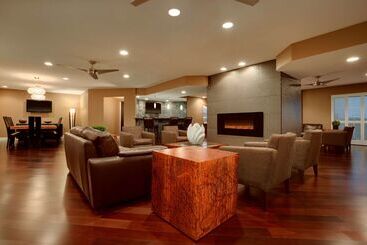 هتل Embassy Suites By Hilton Scottsdale Resort