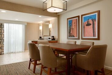 هتل Embassy Suites By Hilton Scottsdale Resort
