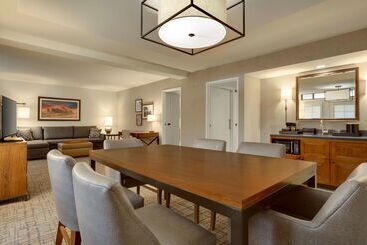 هتل Embassy Suites By Hilton Scottsdale Resort