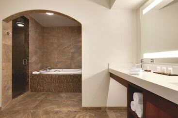 هتل Embassy Suites By Hilton Scottsdale Resort