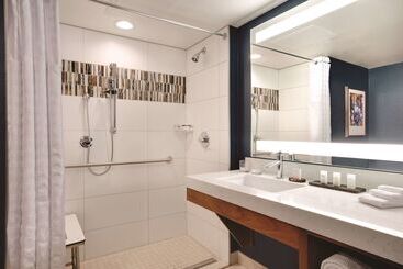 هتل Embassy Suites By Hilton Scottsdale Resort