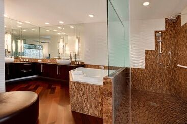 هتل Embassy Suites By Hilton Scottsdale Resort