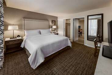 هتل Embassy Suites By Hilton Scottsdale Resort