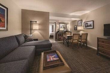 هتل Embassy Suites By Hilton Scottsdale Resort