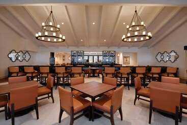 هتل Embassy Suites By Hilton Scottsdale Resort