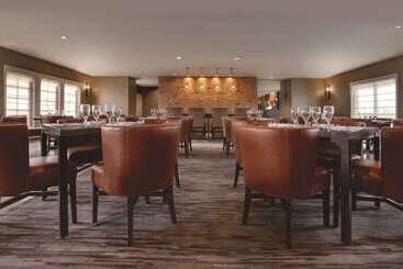 هتل Embassy Suites By Hilton Scottsdale Resort