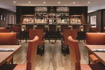 هتل Embassy Suites By Hilton Scottsdale Resort