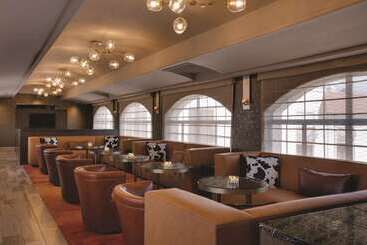 هتل Embassy Suites By Hilton Scottsdale Resort