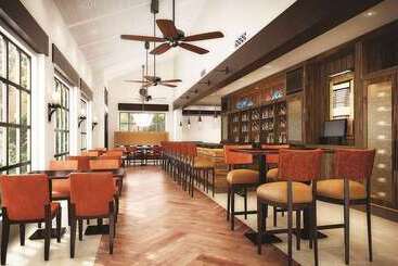 هتل Embassy Suites By Hilton Scottsdale Resort