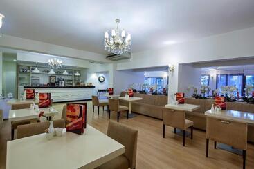 استراحتگاه Bellis Deluxe Hotel & Heated For Winter Aqua Park