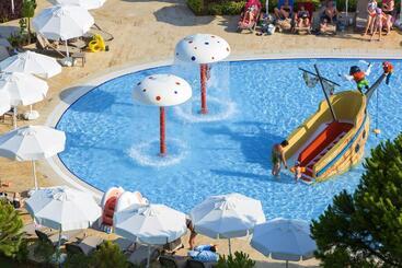 استراحتگاه Bellis Deluxe Hotel & Heated For Winter Aqua Park