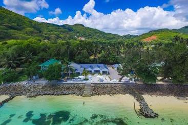 Le Nautique Beachfront Apartments - Anse Royale