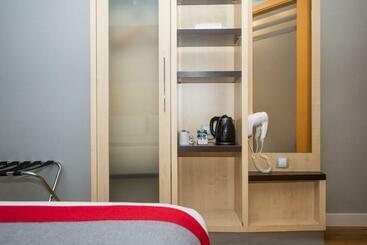 هتل Holiday Inn Express Barcelona City 22@, An Ihg