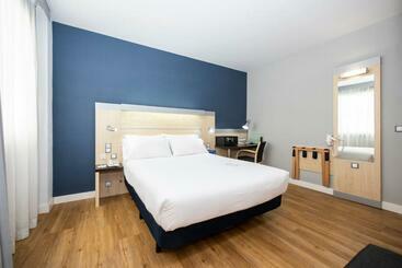 هتل Holiday Inn Express Barcelona City 22@, An Ihg