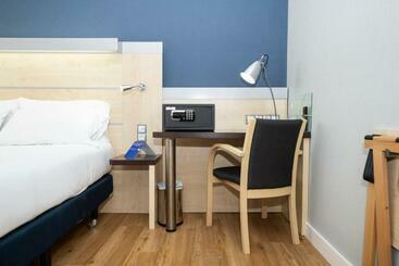 هتل Holiday Inn Express Barcelona City 22@, An Ihg