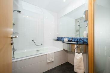 هتل Holiday Inn Express Barcelona City 22@, An Ihg