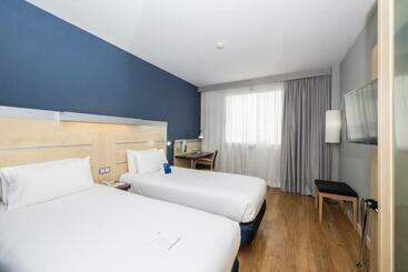 هتل Holiday Inn Express Barcelona City 22@, An Ihg
