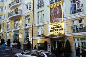 هتل Karlsbad Grande Madonna