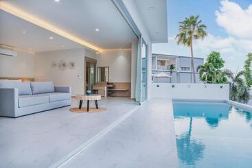 هتل Replay Pool Villa